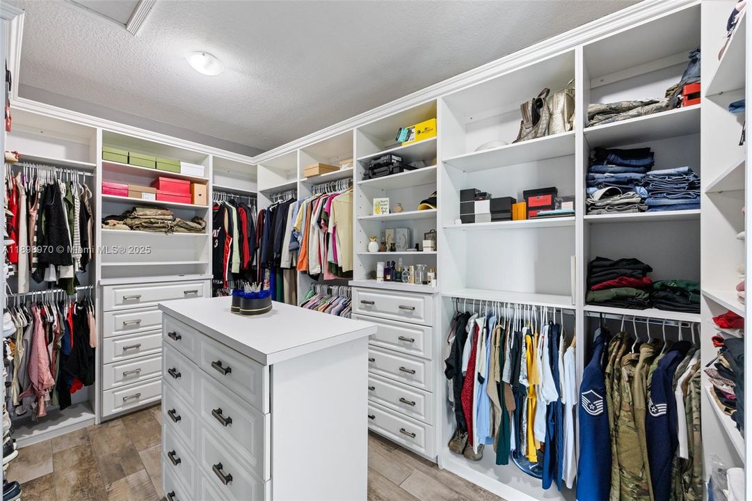 Под контрактом: $5,700 (5 спален, 3 ванн, 3123 Квадратных фут)