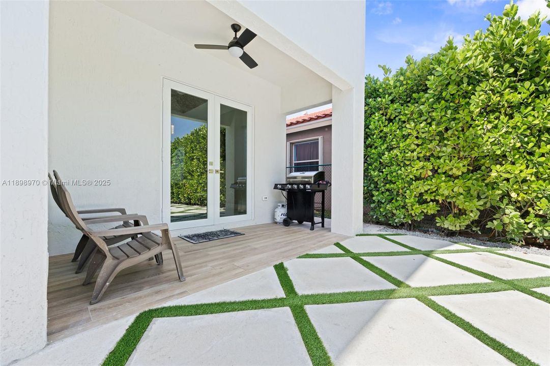 Под контрактом: $5,700 (5 спален, 3 ванн, 3123 Квадратных фут)