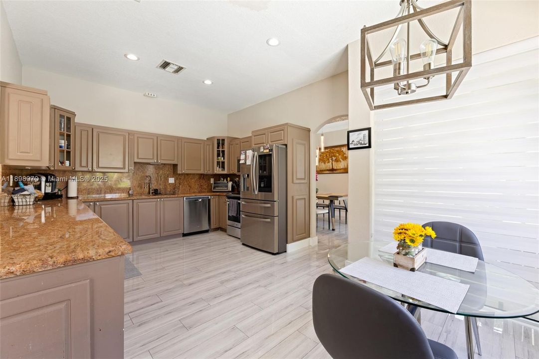 Под контрактом: $5,700 (5 спален, 3 ванн, 3123 Квадратных фут)