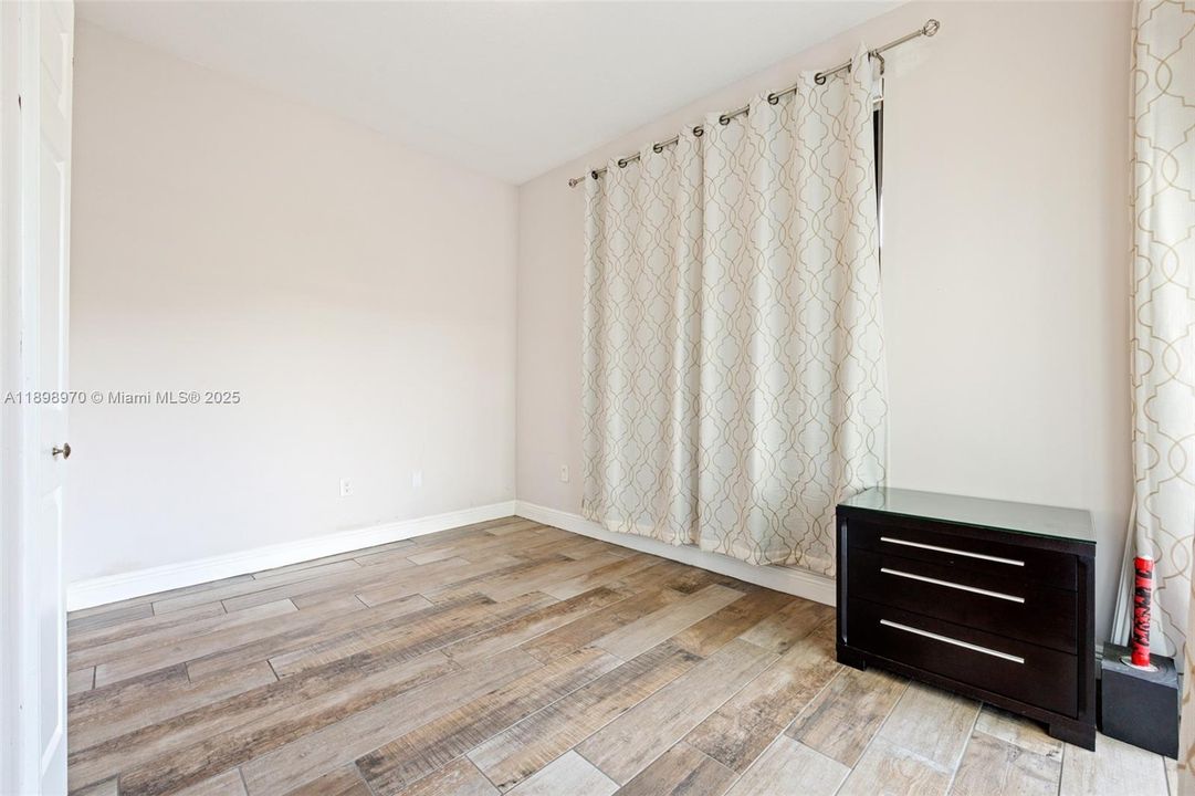 Под контрактом: $5,700 (5 спален, 3 ванн, 3123 Квадратных фут)