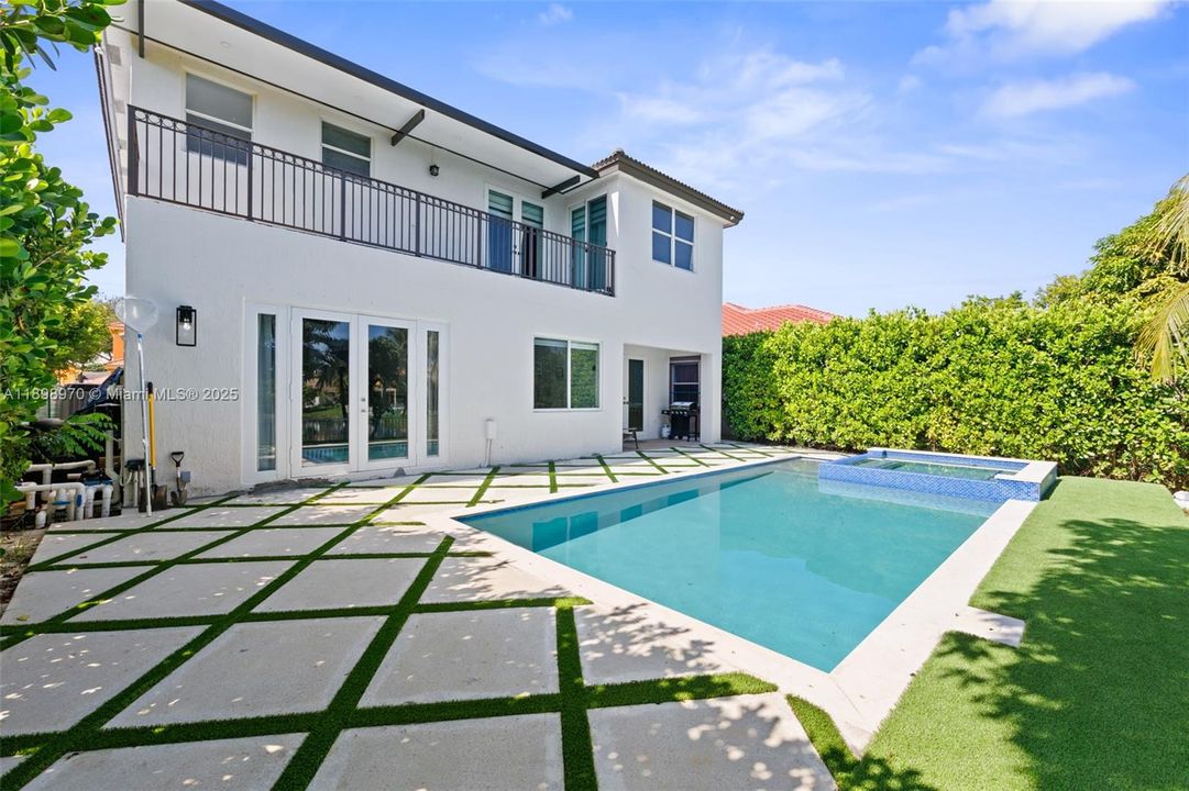 Под контрактом: $5,700 (5 спален, 3 ванн, 3123 Квадратных фут)