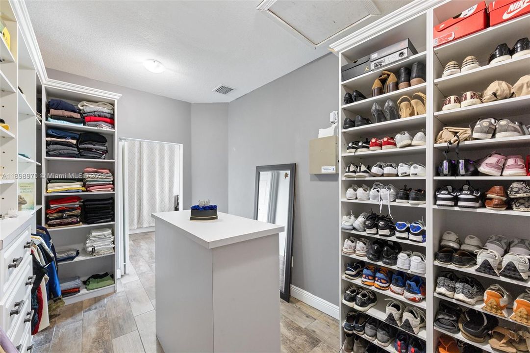 Под контрактом: $5,700 (5 спален, 3 ванн, 3123 Квадратных фут)