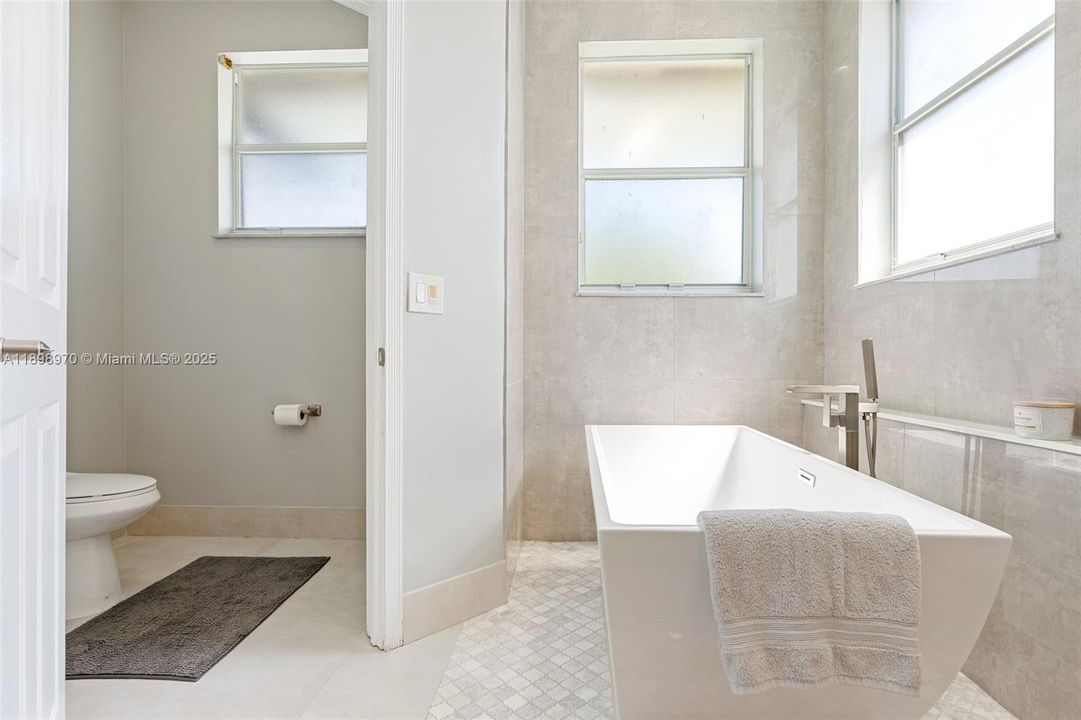 Под контрактом: $5,700 (5 спален, 3 ванн, 3123 Квадратных фут)