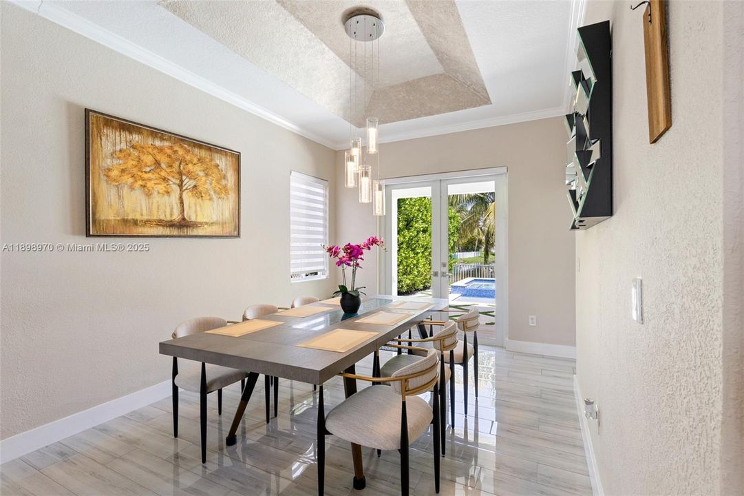 Под контрактом: $5,700 (5 спален, 3 ванн, 3123 Квадратных фут)