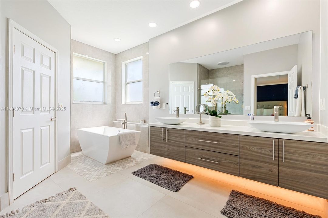 Под контрактом: $5,700 (5 спален, 3 ванн, 3123 Квадратных фут)