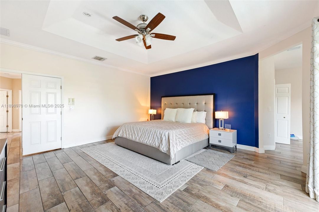 Под контрактом: $5,700 (5 спален, 3 ванн, 3123 Квадратных фут)