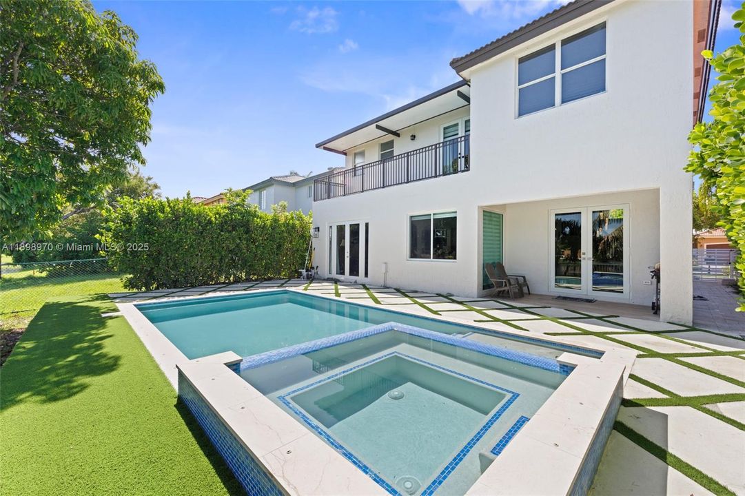 Под контрактом: $5,700 (5 спален, 3 ванн, 3123 Квадратных фут)