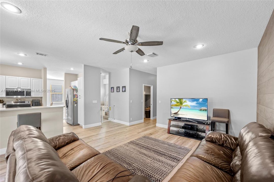 Под контрактом: $699,900 (4 спален, 3 ванн, 2350 Квадратных фут)