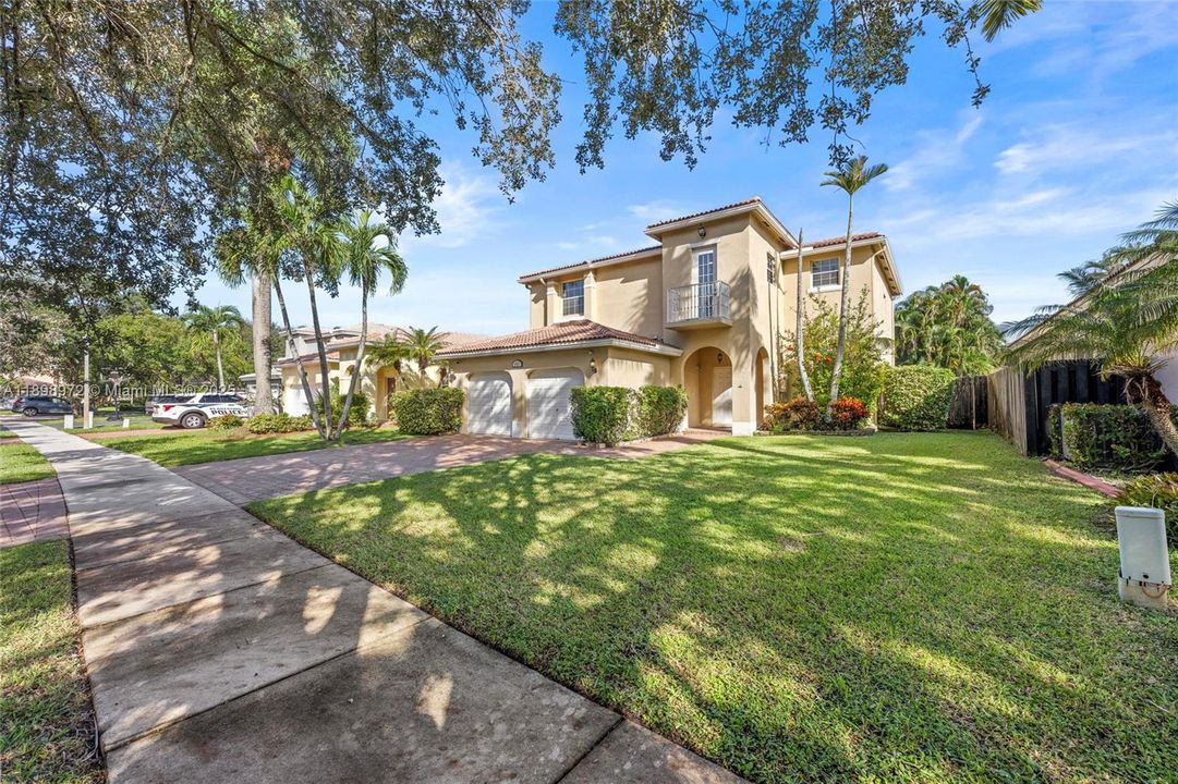 Под контрактом: $699,900 (4 спален, 3 ванн, 2350 Квадратных фут)