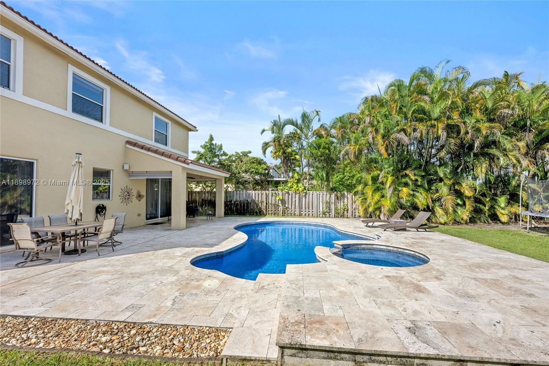 Под контрактом: $699,900 (4 спален, 3 ванн, 2350 Квадратных фут)