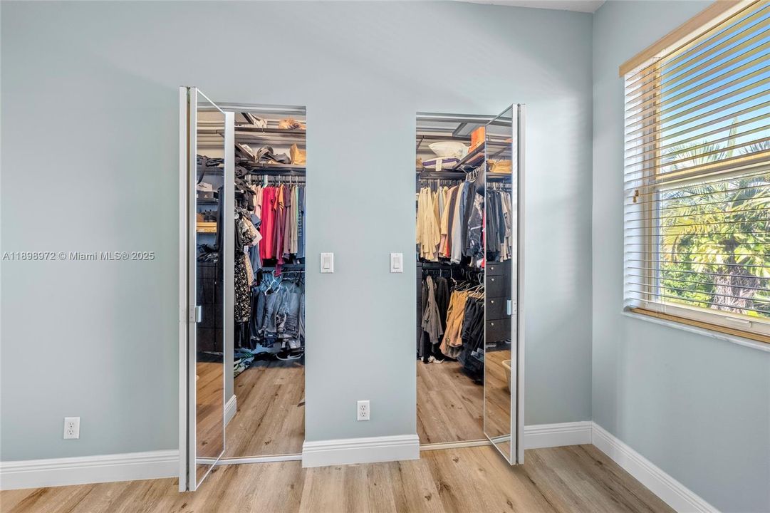 Под контрактом: $699,900 (4 спален, 3 ванн, 2350 Квадратных фут)