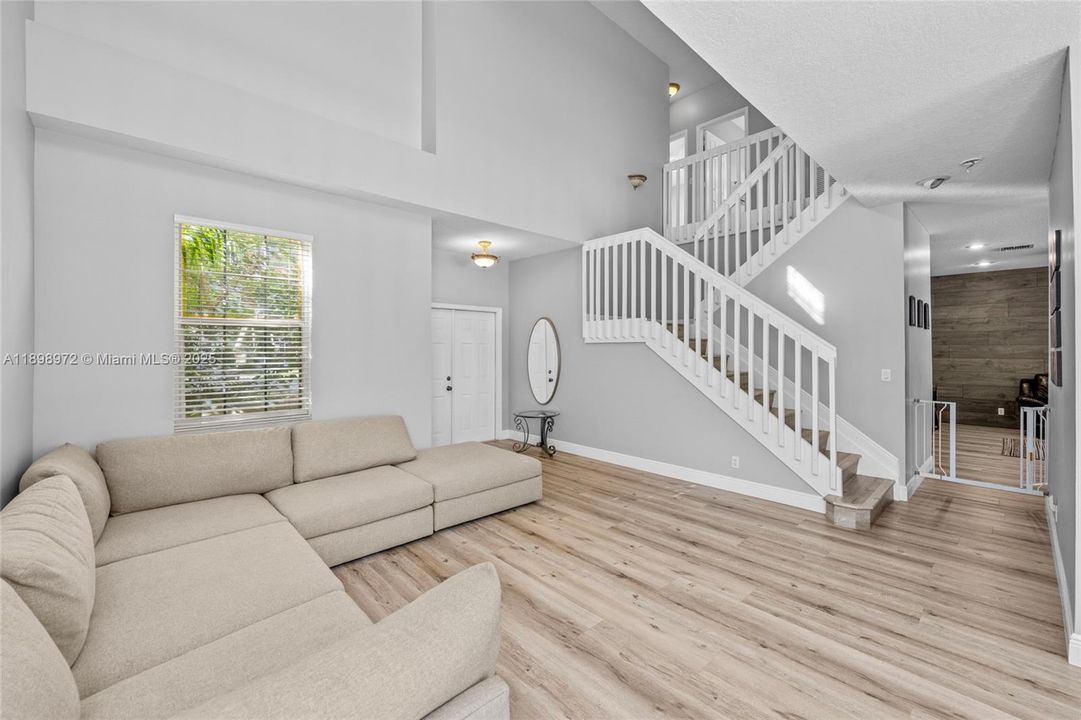 Под контрактом: $699,900 (4 спален, 3 ванн, 2350 Квадратных фут)