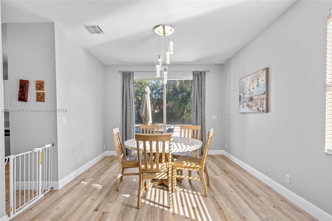 Под контрактом: $699,900 (4 спален, 3 ванн, 2350 Квадратных фут)