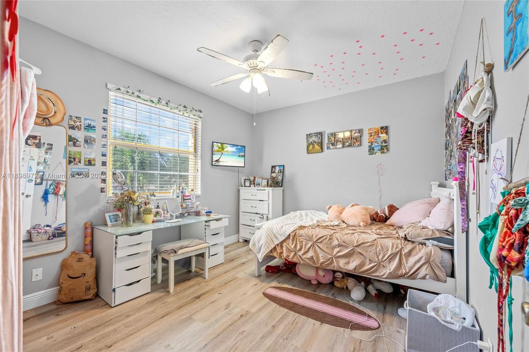 Под контрактом: $699,900 (4 спален, 3 ванн, 2350 Квадратных фут)