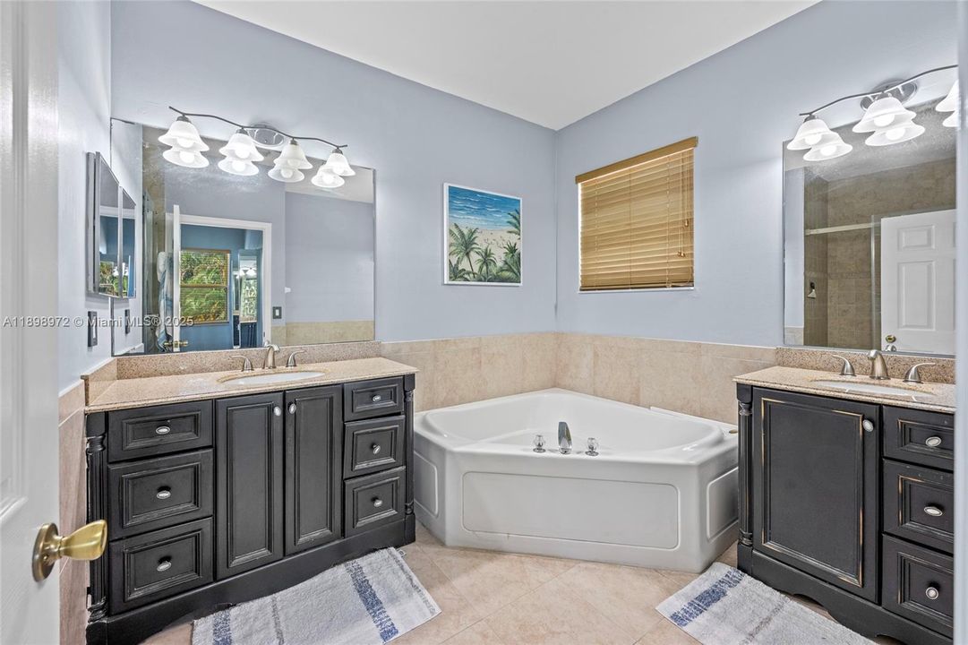 Под контрактом: $699,900 (4 спален, 3 ванн, 2350 Квадратных фут)