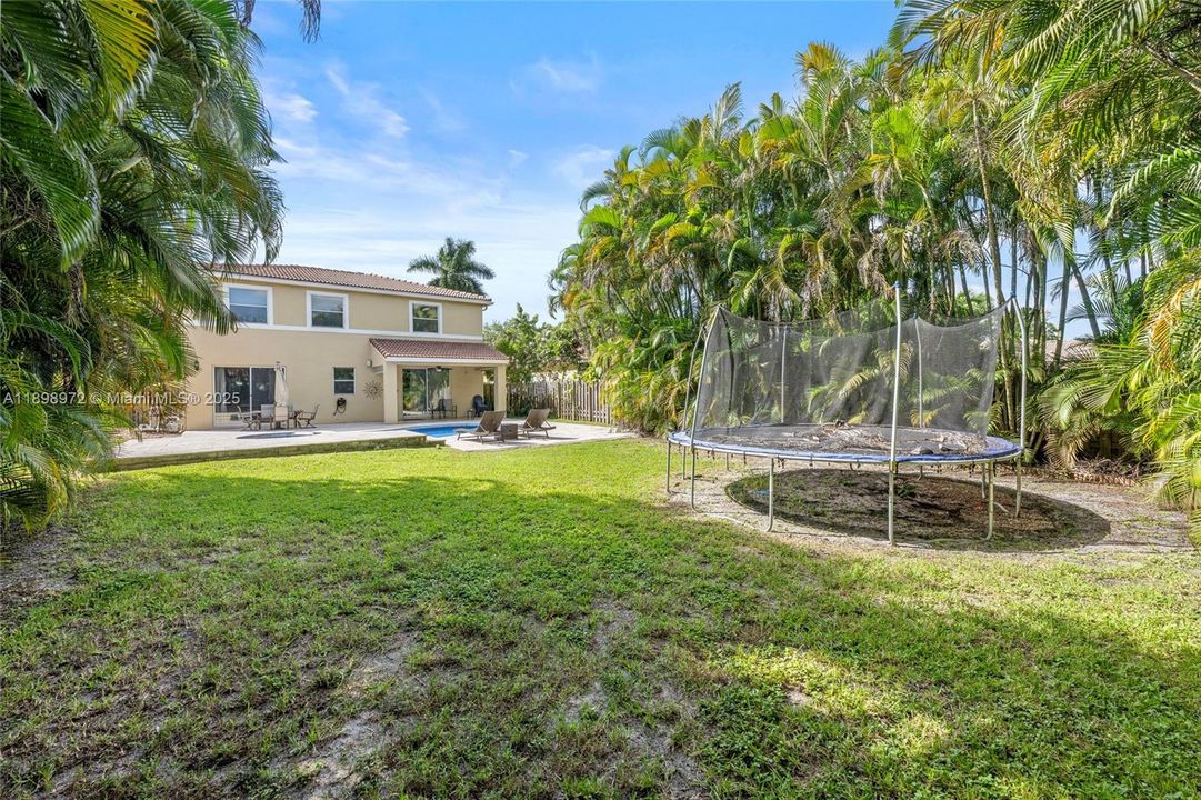 Под контрактом: $699,900 (4 спален, 3 ванн, 2350 Квадратных фут)