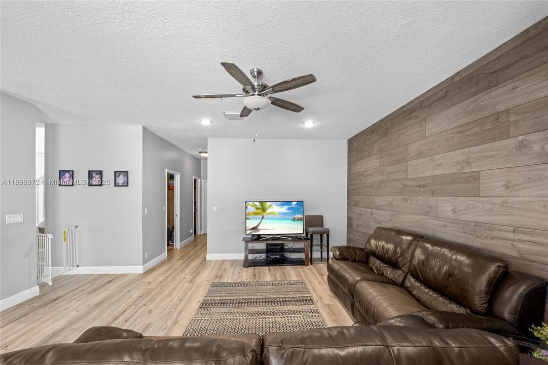 Под контрактом: $699,900 (4 спален, 3 ванн, 2350 Квадратных фут)