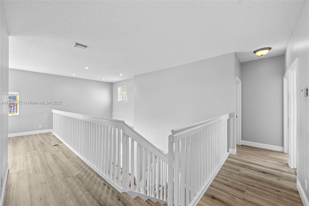 Под контрактом: $699,900 (4 спален, 3 ванн, 2350 Квадратных фут)