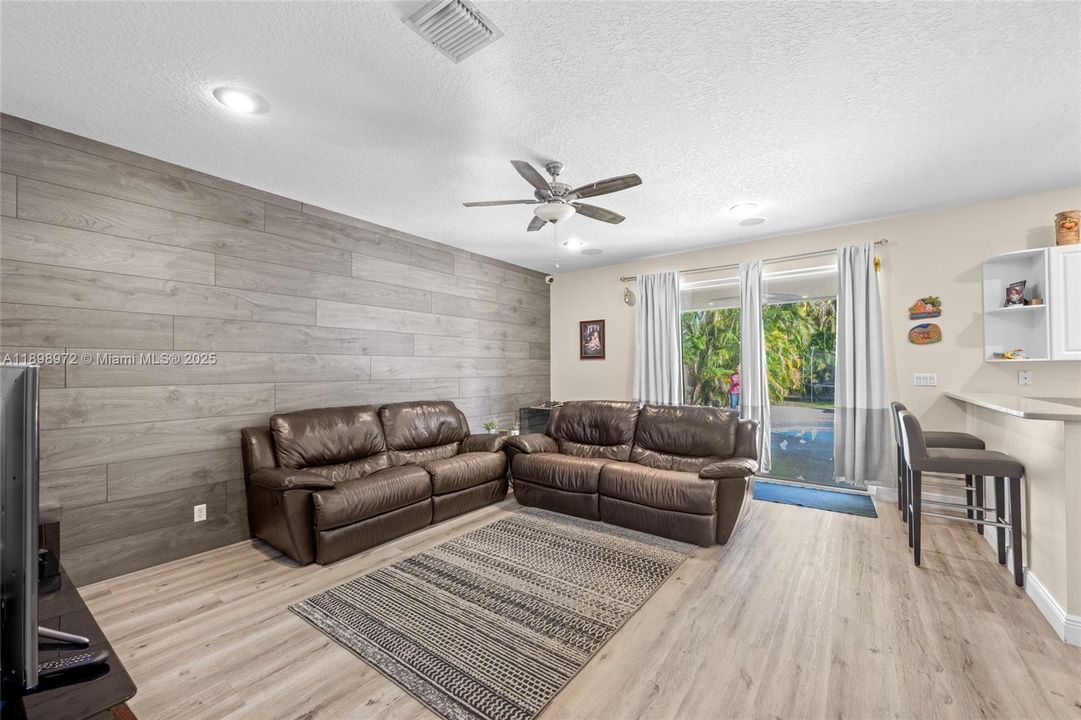 Под контрактом: $699,900 (4 спален, 3 ванн, 2350 Квадратных фут)