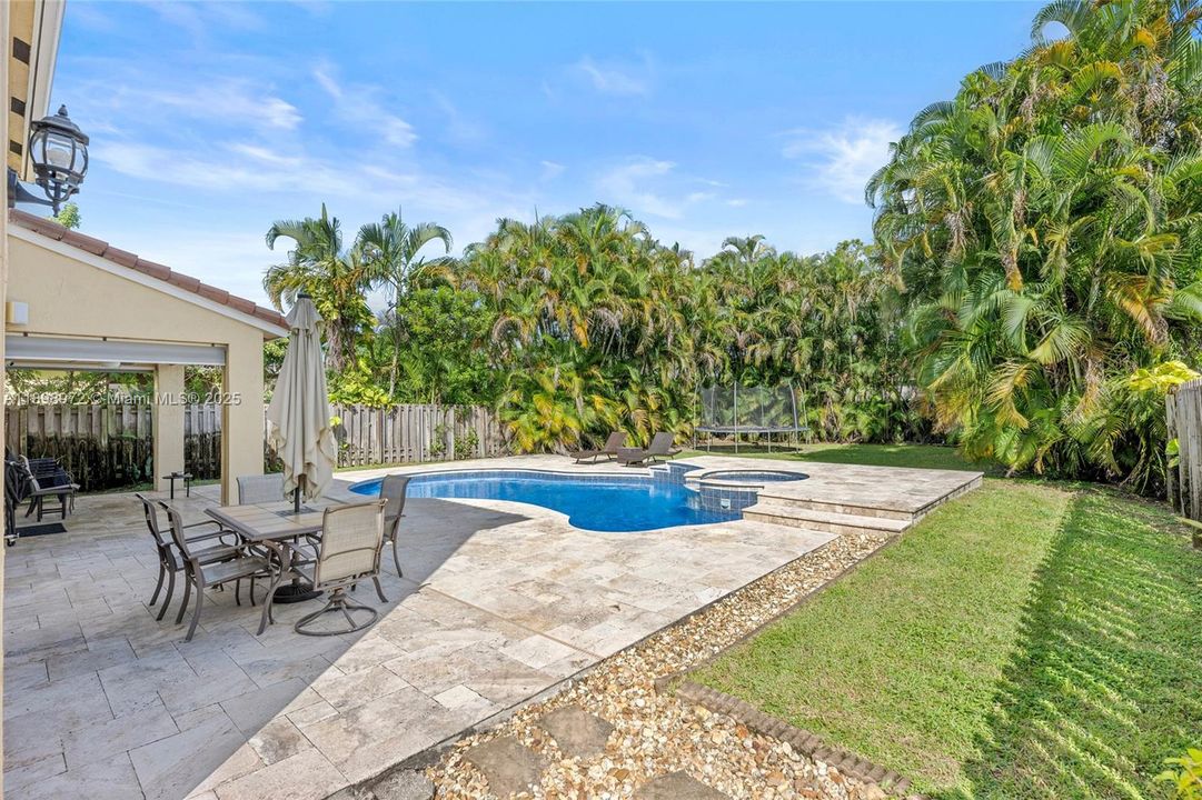 Под контрактом: $699,900 (4 спален, 3 ванн, 2350 Квадратных фут)