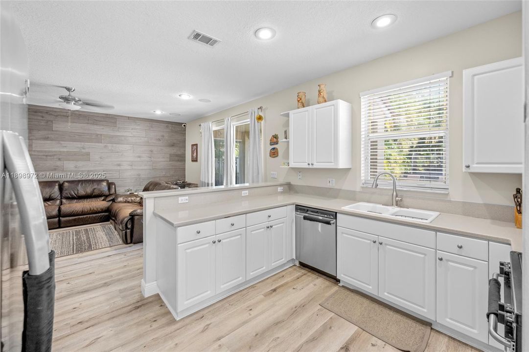 Под контрактом: $699,900 (4 спален, 3 ванн, 2350 Квадратных фут)