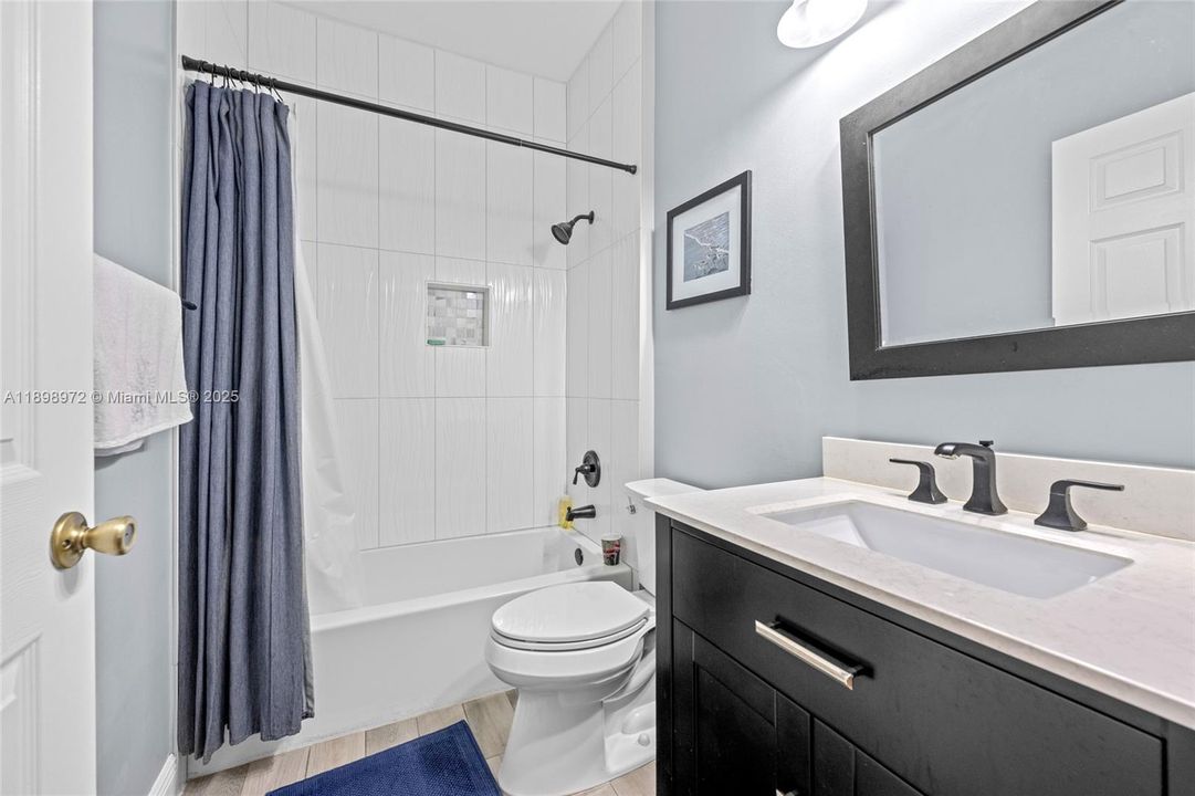 Под контрактом: $699,900 (4 спален, 3 ванн, 2350 Квадратных фут)