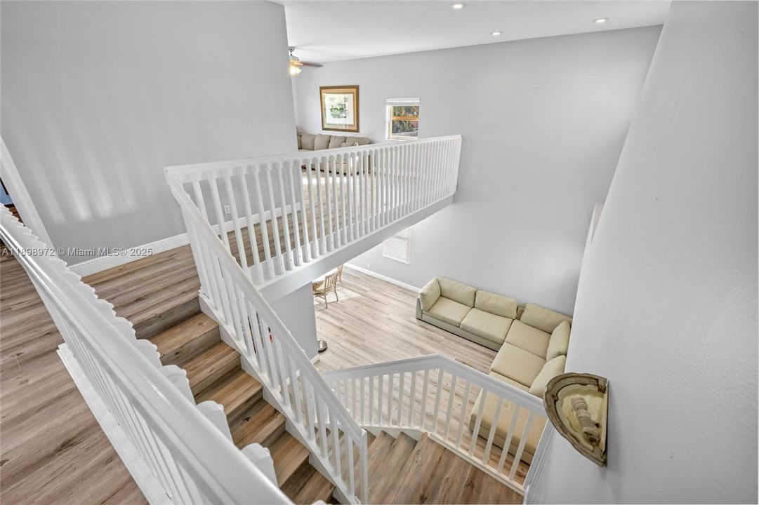 Под контрактом: $699,900 (4 спален, 3 ванн, 2350 Квадратных фут)