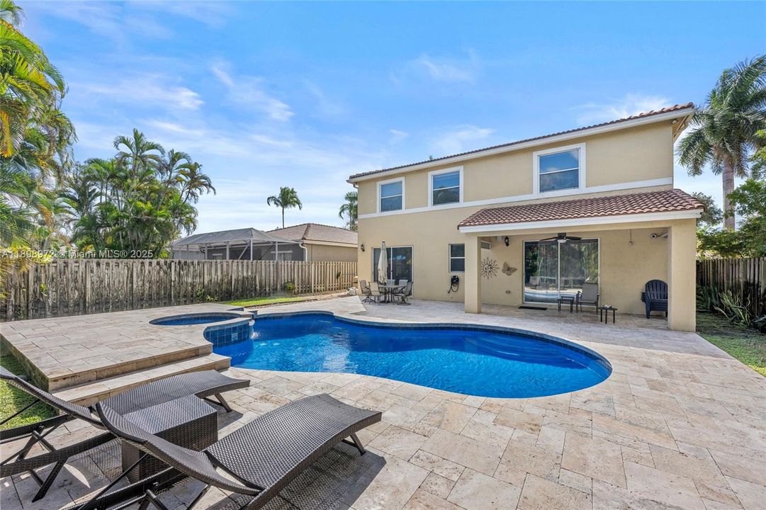 Под контрактом: $699,900 (4 спален, 3 ванн, 2350 Квадратных фут)