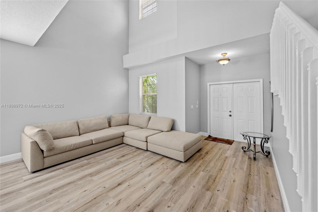 Под контрактом: $699,900 (4 спален, 3 ванн, 2350 Квадратных фут)