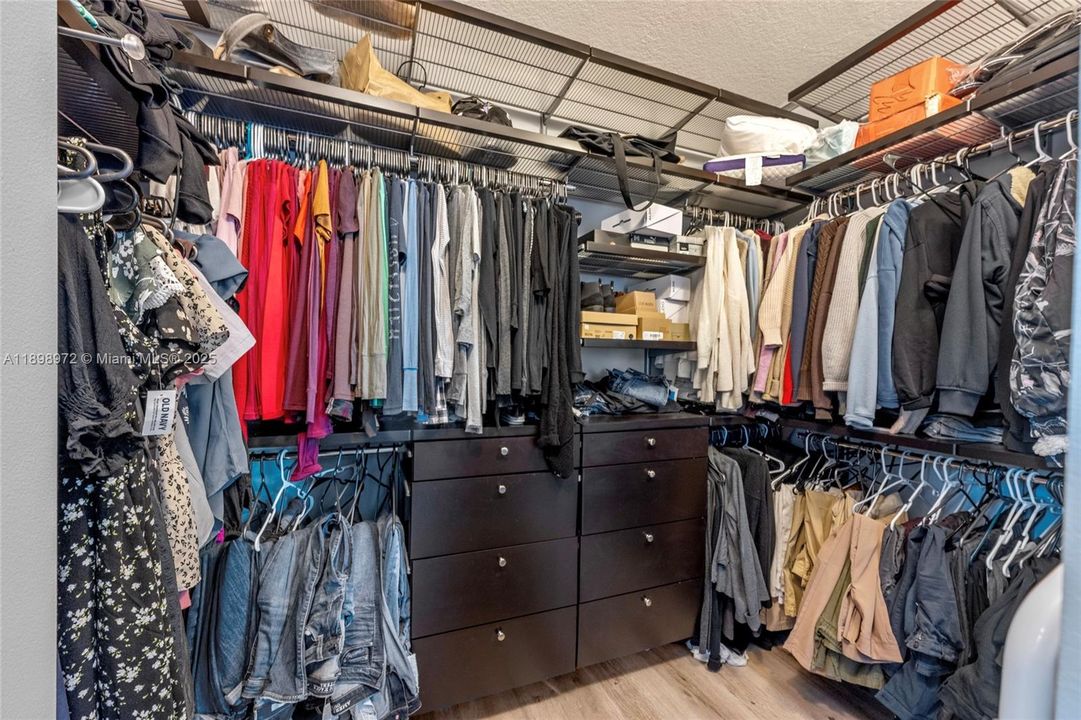 Под контрактом: $699,900 (4 спален, 3 ванн, 2350 Квадратных фут)