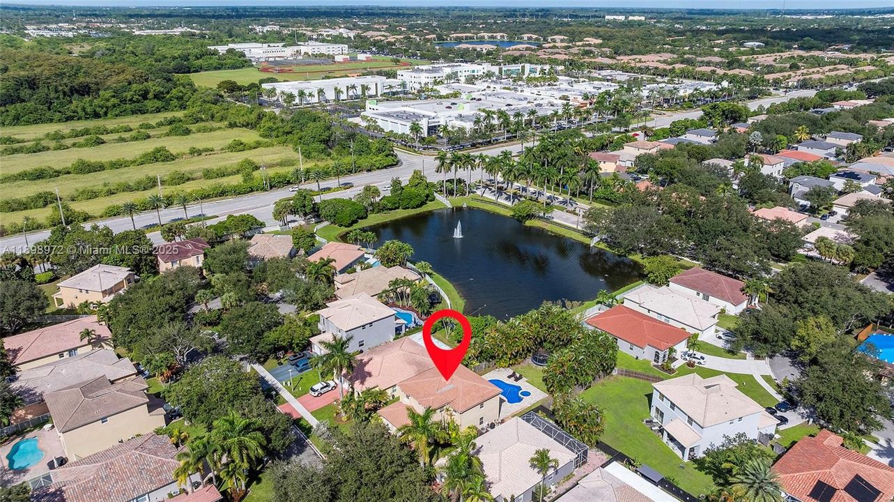 Под контрактом: $699,900 (4 спален, 3 ванн, 2350 Квадратных фут)