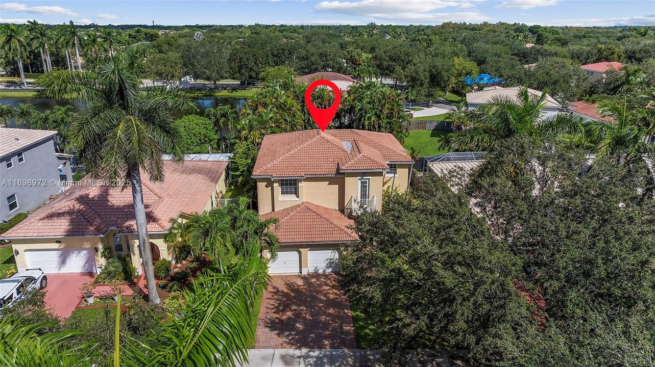 Под контрактом: $699,900 (4 спален, 3 ванн, 2350 Квадратных фут)