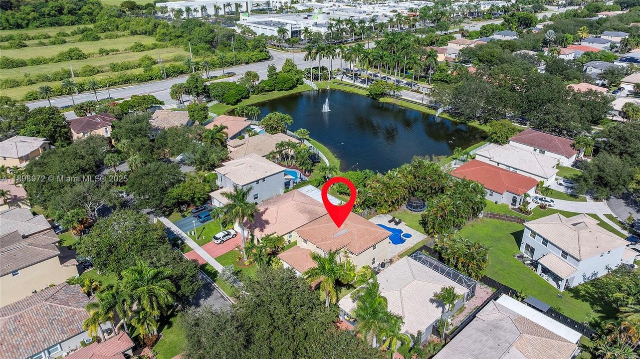 Под контрактом: $699,900 (4 спален, 3 ванн, 2350 Квадратных фут)