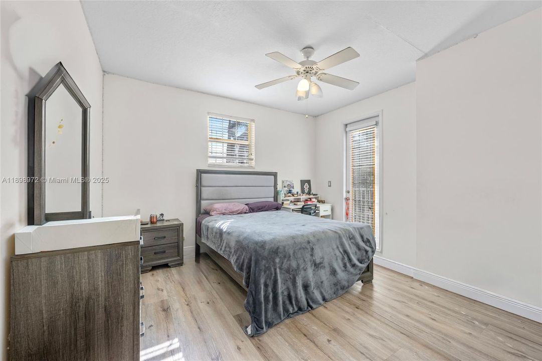 Под контрактом: $699,900 (4 спален, 3 ванн, 2350 Квадратных фут)