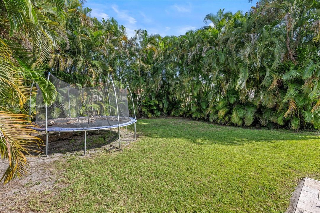 Под контрактом: $699,900 (4 спален, 3 ванн, 2350 Квадратных фут)