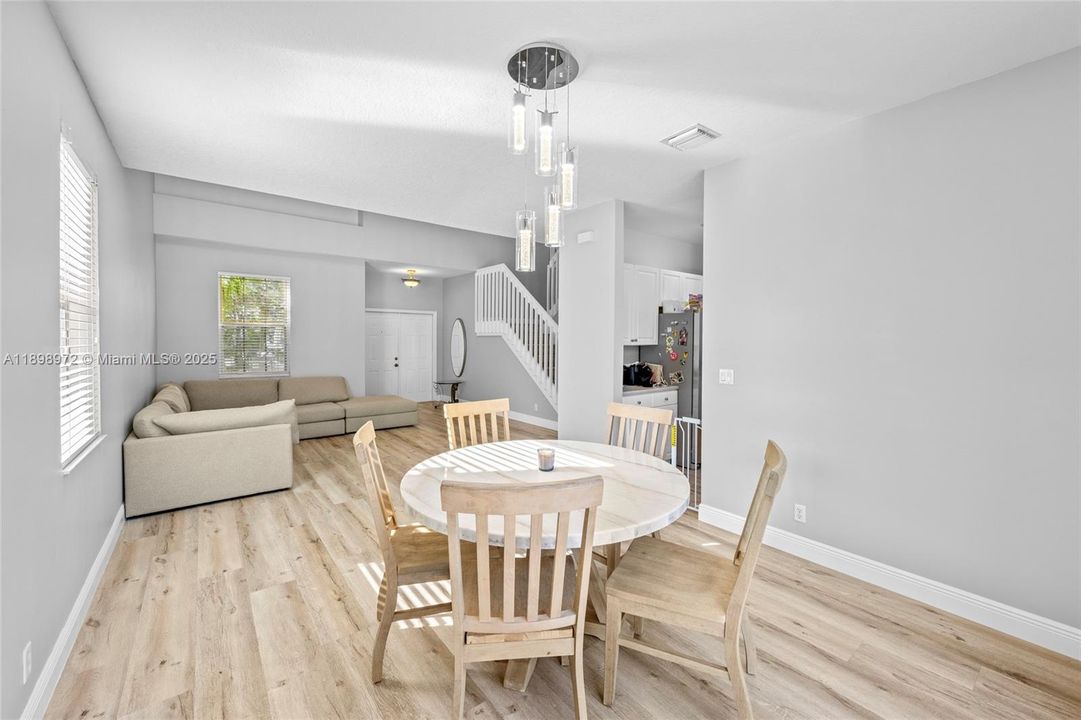 Под контрактом: $699,900 (4 спален, 3 ванн, 2350 Квадратных фут)