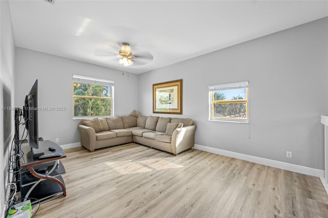 Под контрактом: $699,900 (4 спален, 3 ванн, 2350 Квадратных фут)