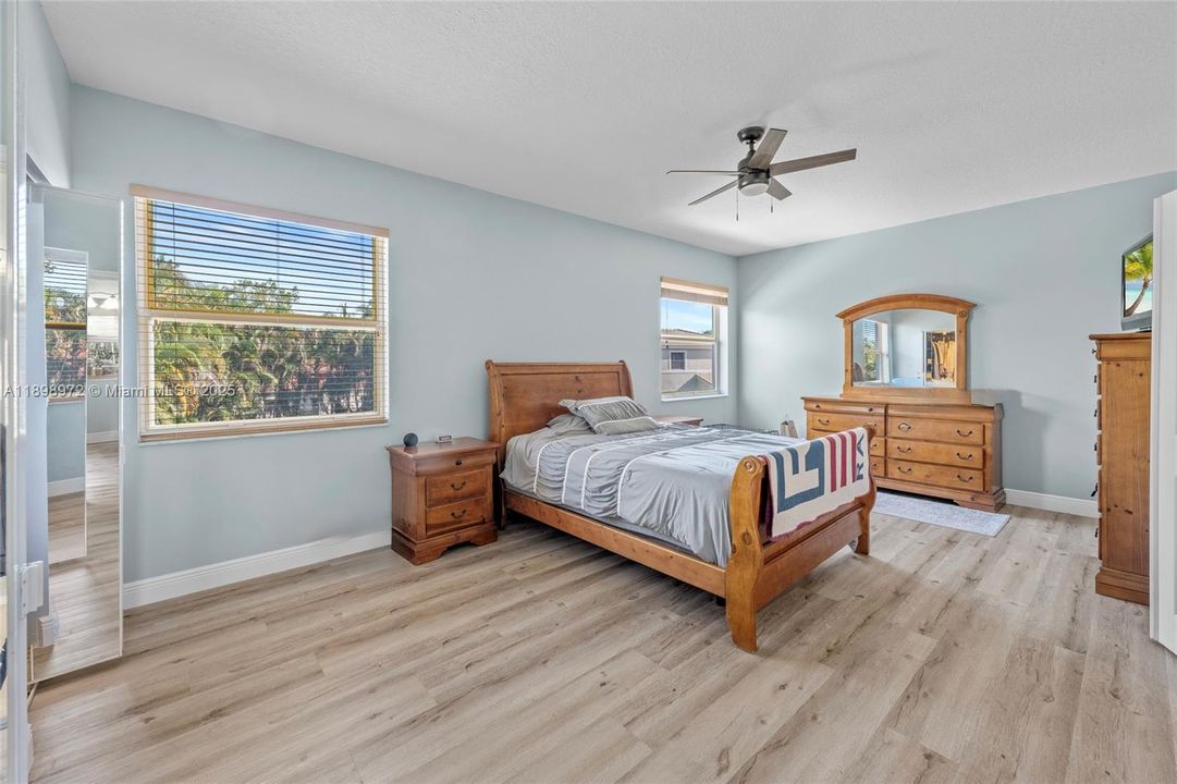 Под контрактом: $699,900 (4 спален, 3 ванн, 2350 Квадратных фут)