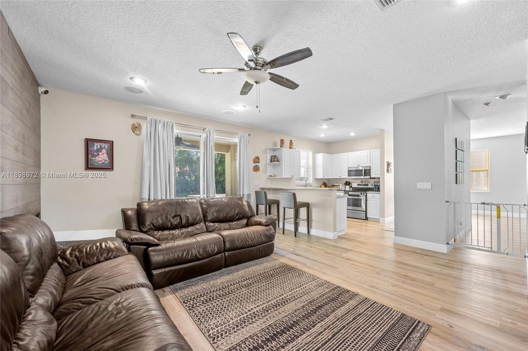 Под контрактом: $699,900 (4 спален, 3 ванн, 2350 Квадратных фут)