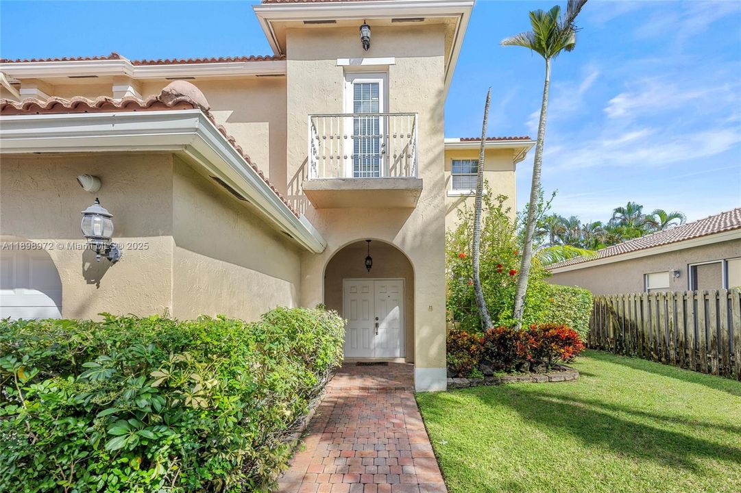 Под контрактом: $699,900 (4 спален, 3 ванн, 2350 Квадратных фут)