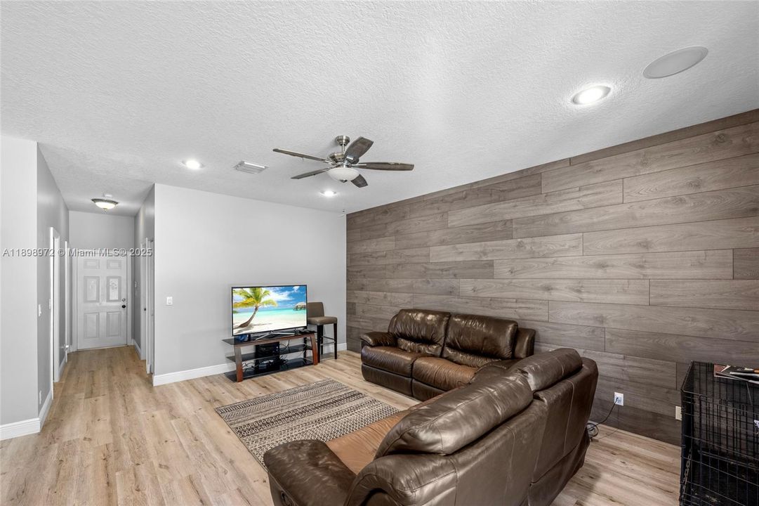 Под контрактом: $699,900 (4 спален, 3 ванн, 2350 Квадратных фут)