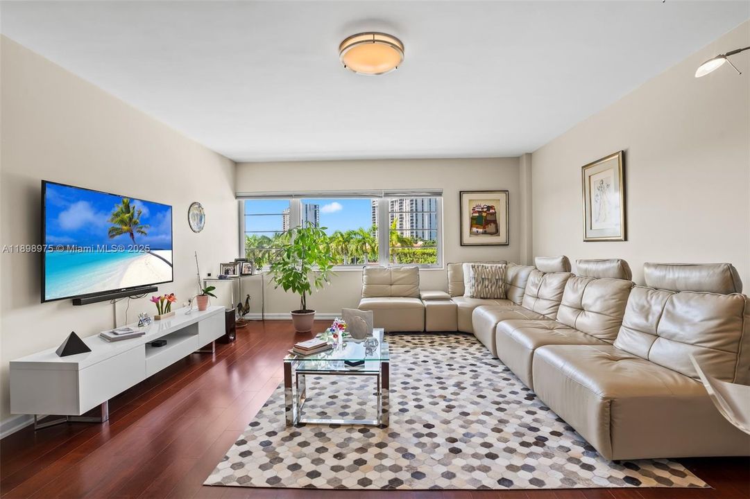 For Sale: $279,000 (2 beds, 2 baths, 1154 Square Feet)