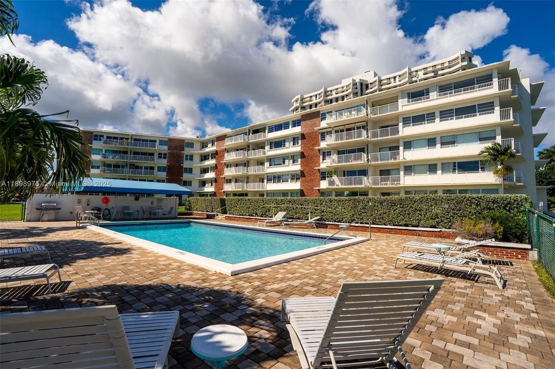 For Sale: $279,000 (2 beds, 2 baths, 1154 Square Feet)