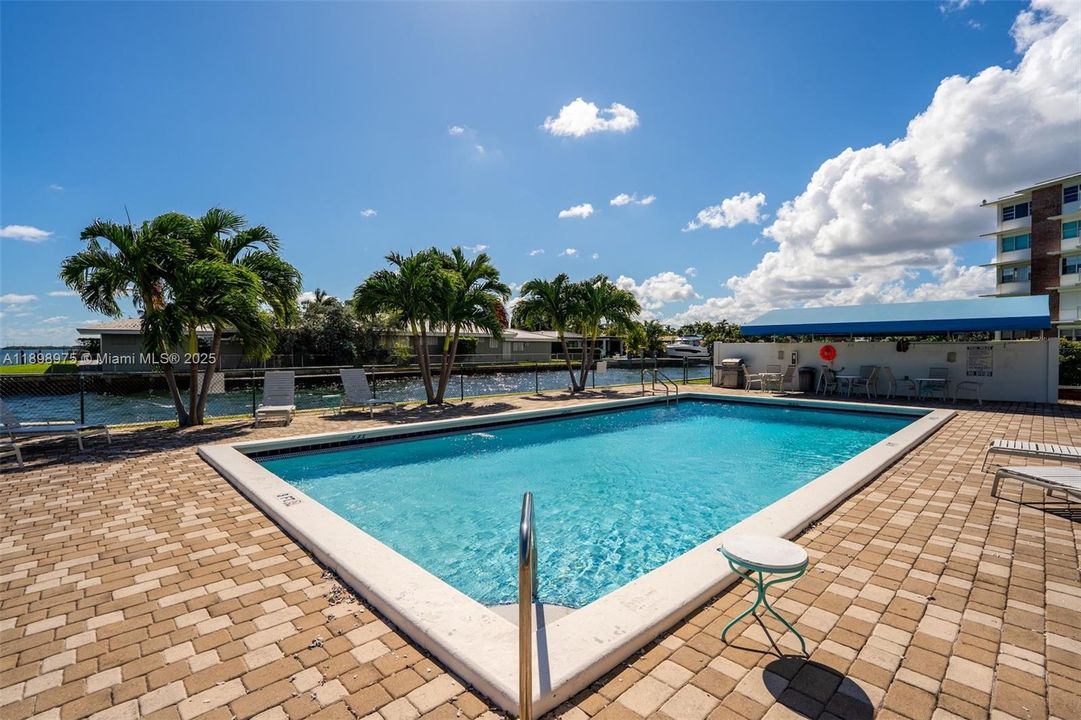 For Sale: $279,000 (2 beds, 2 baths, 1154 Square Feet)