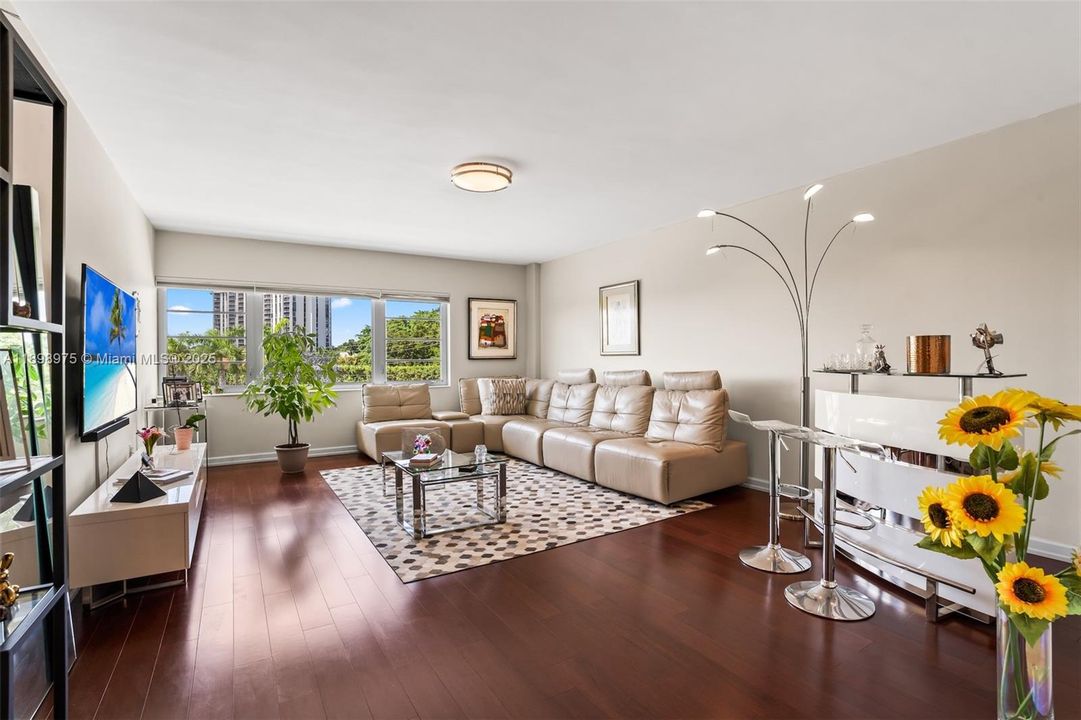 For Sale: $279,000 (2 beds, 2 baths, 1154 Square Feet)