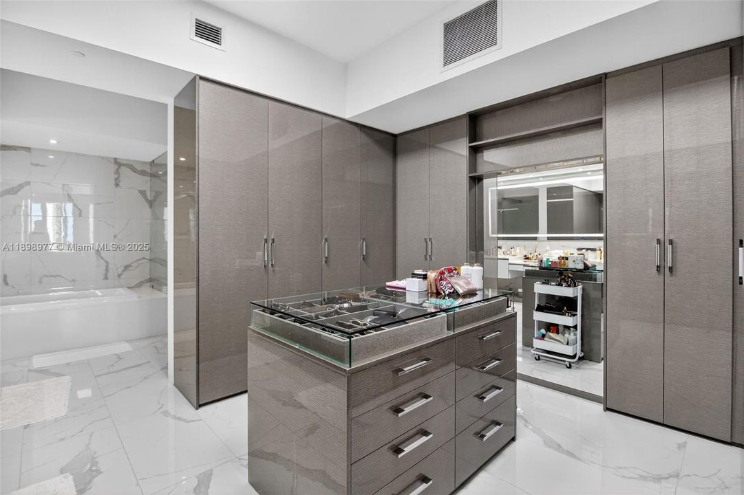 Activo con contrato: $22,000 (3 camas, 4 baños, 2877 Pies cuadrados)