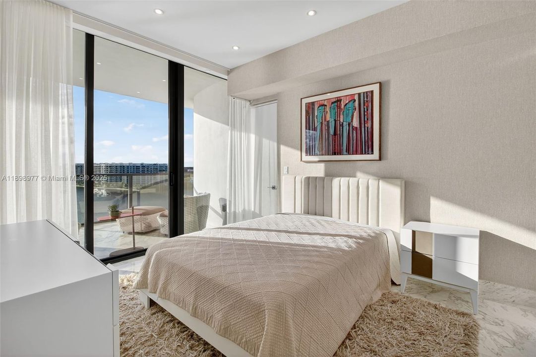 Activo con contrato: $22,000 (3 camas, 4 baños, 2877 Pies cuadrados)