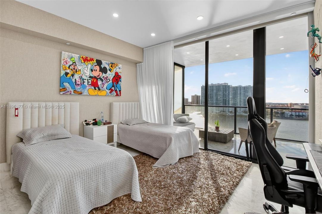 Activo con contrato: $22,000 (3 camas, 4 baños, 2877 Pies cuadrados)