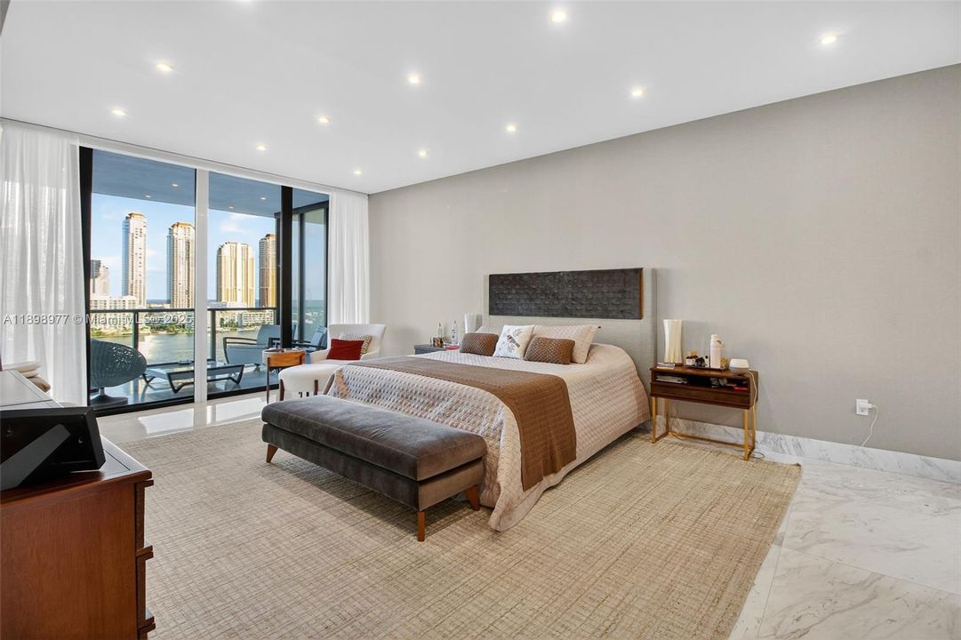 Activo con contrato: $22,000 (3 camas, 4 baños, 2877 Pies cuadrados)