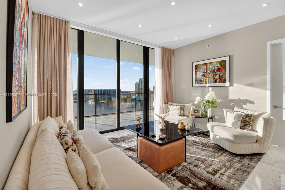 Activo con contrato: $22,000 (3 camas, 4 baños, 2877 Pies cuadrados)